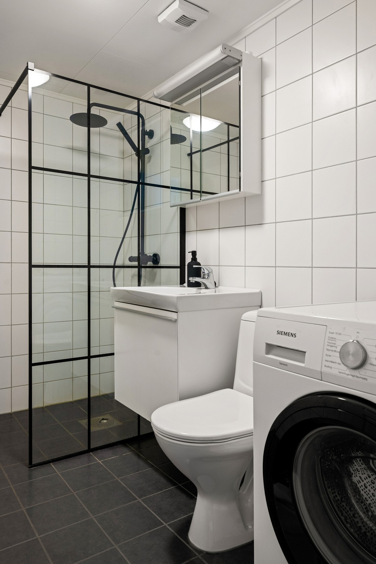 Praktisk med plass til vaskemaskinen på badet. Galleribilde