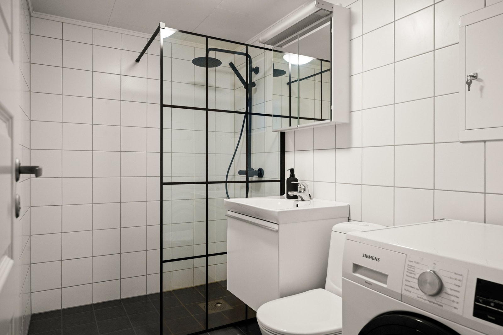 Dusjvegg i glass og dusjtermostat med
tak og hånddusj er fra 2022. Galleribilde