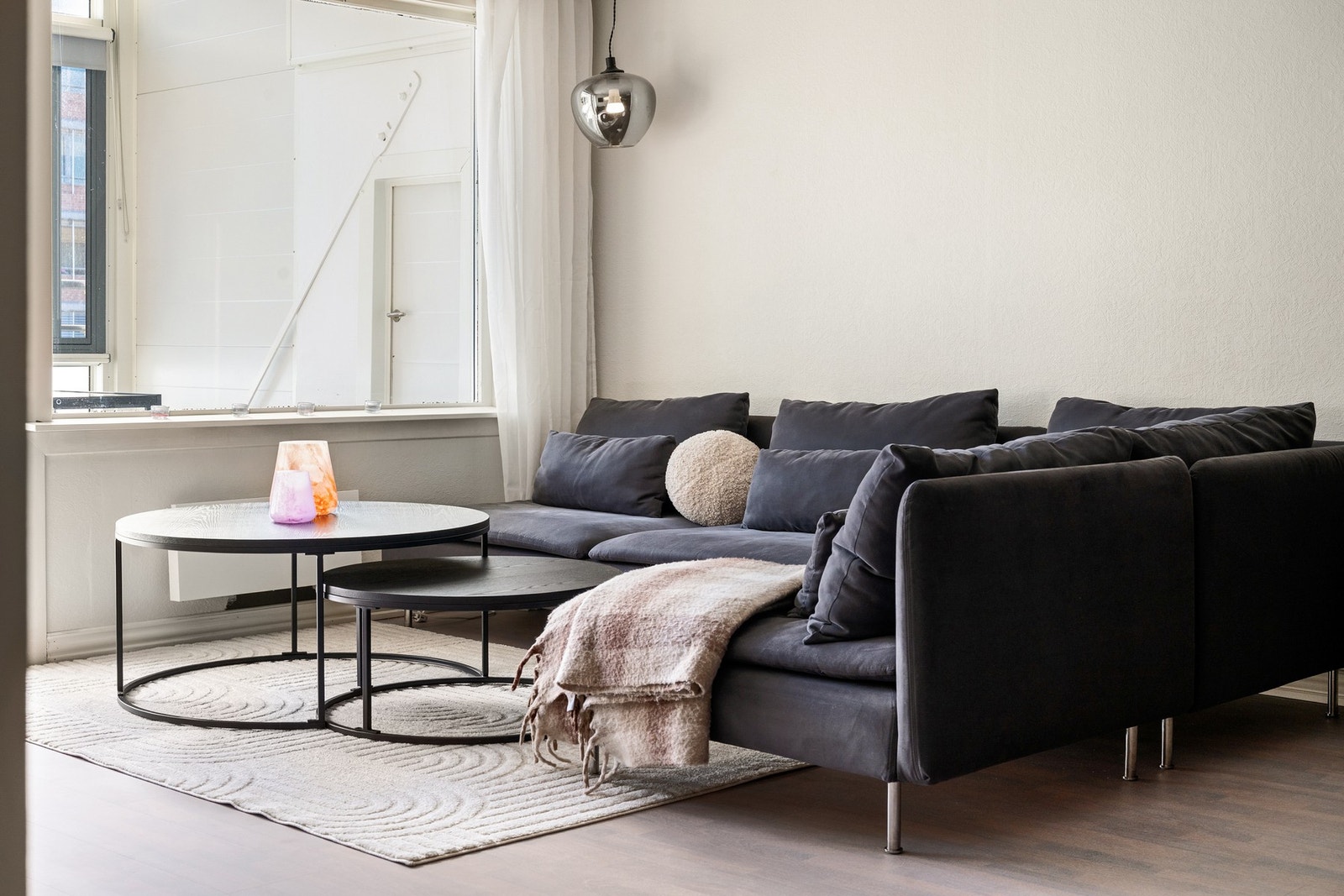 Lys og luftig stue med god plass til diverse møblement. Galleribilde