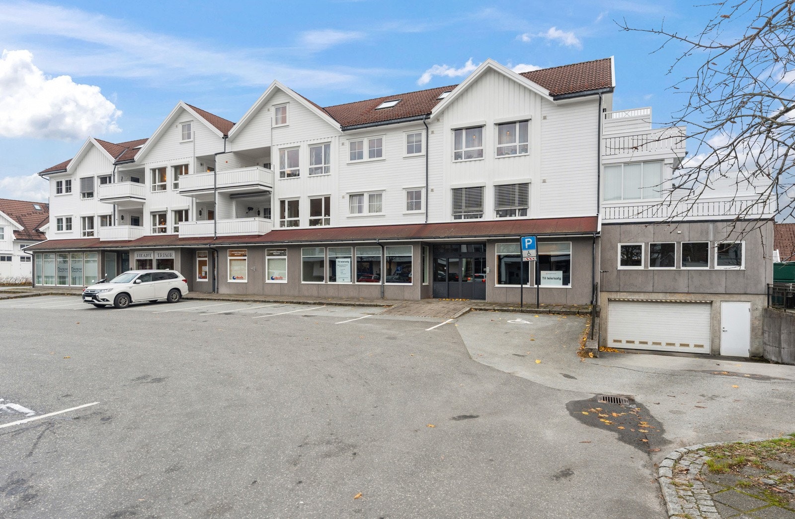 Leilighet-/næringsbygget er oppført i 2008. Nedkjøring til felles garasjeanlegg i enden av bygget. Galleribilde