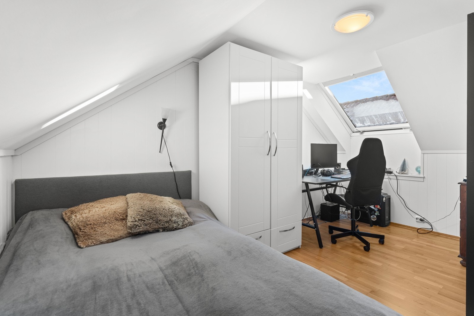 Soverom II er lyst og pent med takvindu (opprinnelig godkjent som kontor). Galleribilde