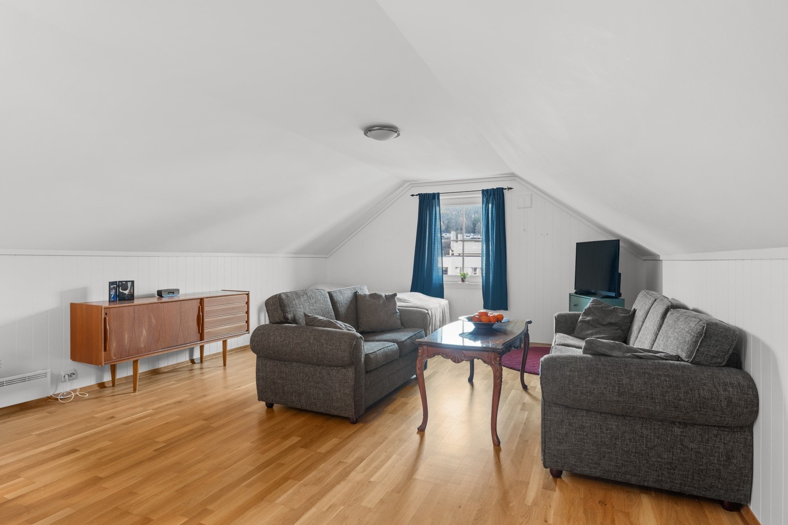 Leiligheten går over to plan med en praktisk og romslig loftstue (opprinnelig godkjent som soverom, bod og gang). Galleribilde