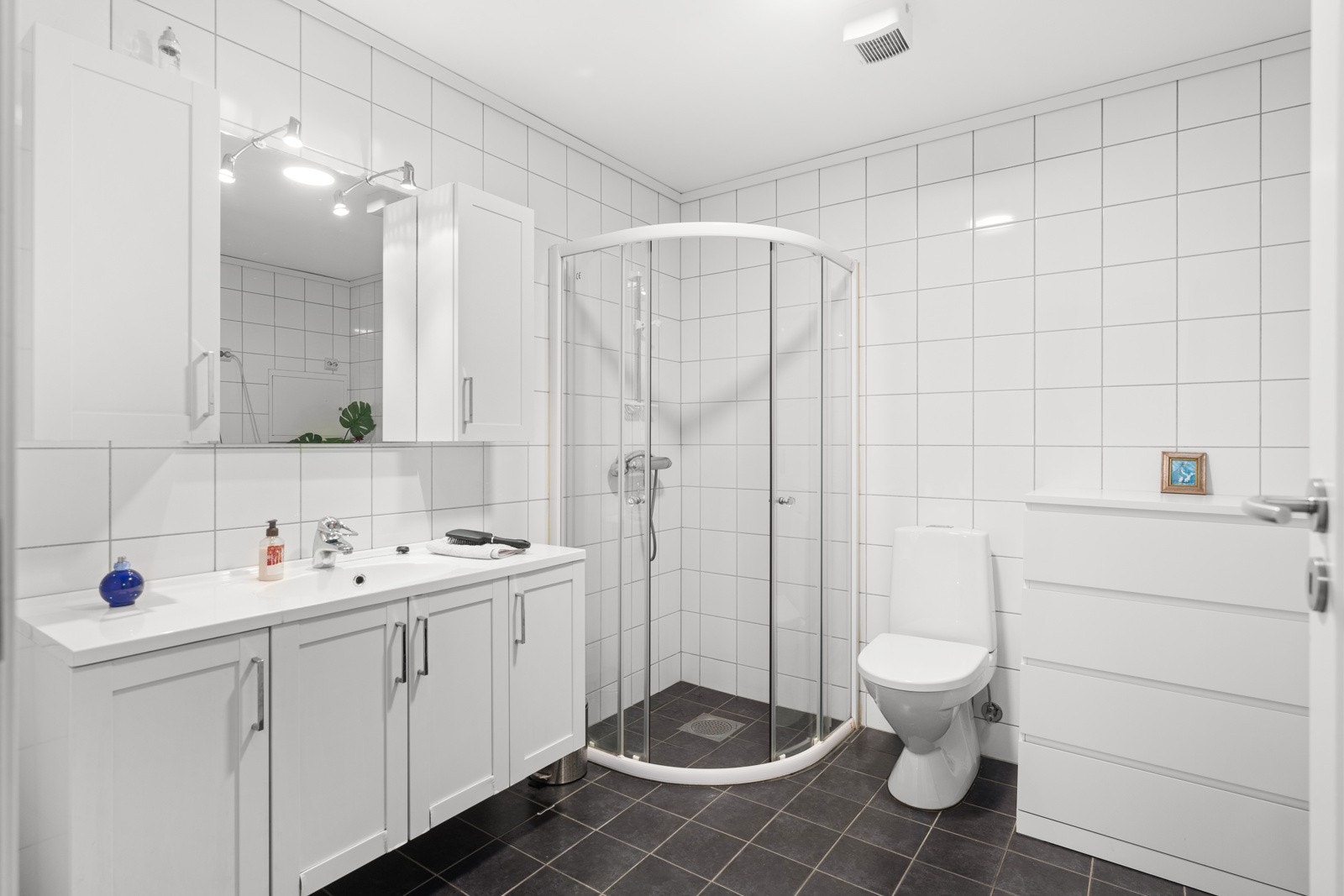 Fra entrèen er det adkomst til stort flislagt bad med varmekabler på gulv. Galleribilde