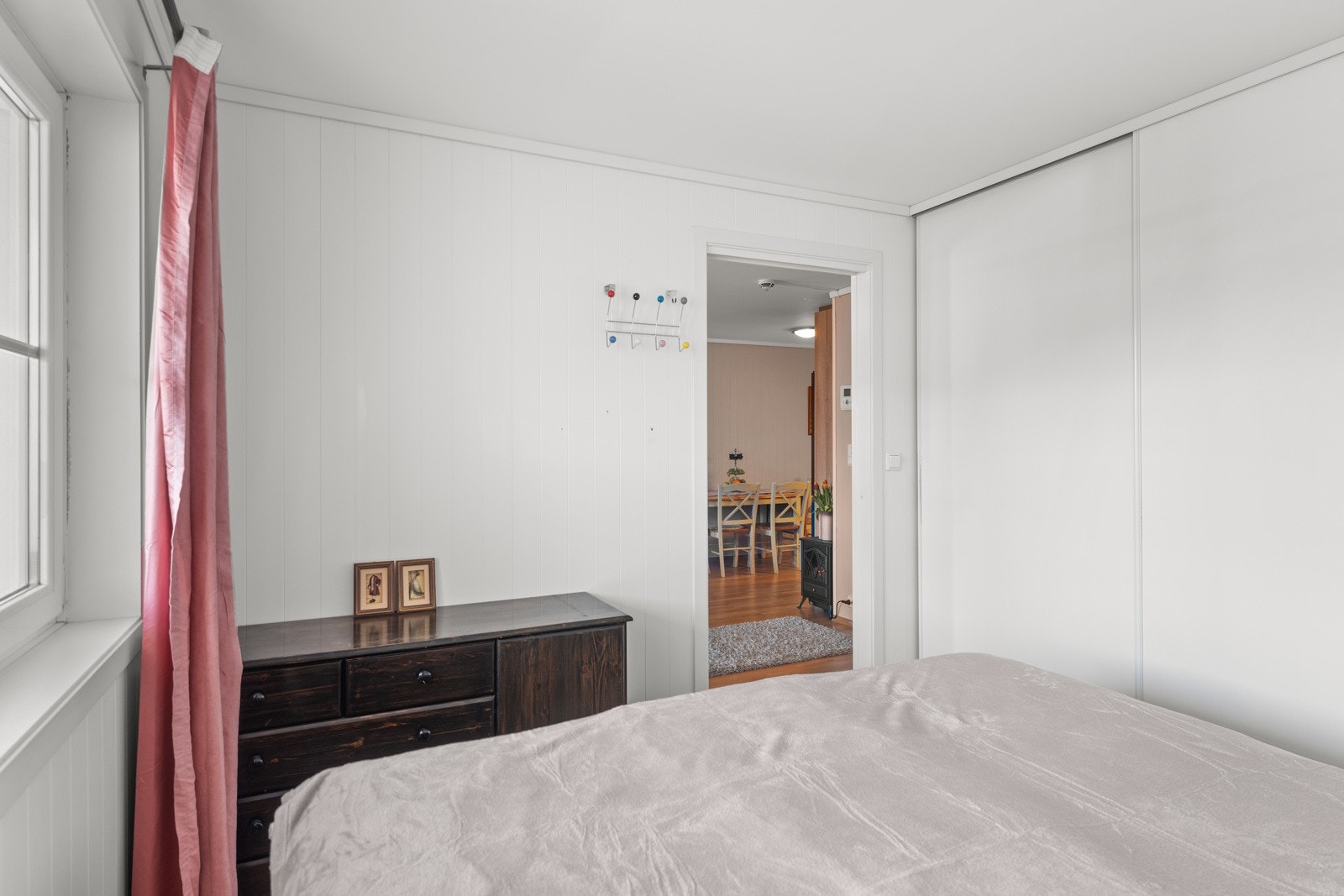 Det er adkomst fra stuen til hovedsoverom med skyvedørsgarderobe. Galleribilde