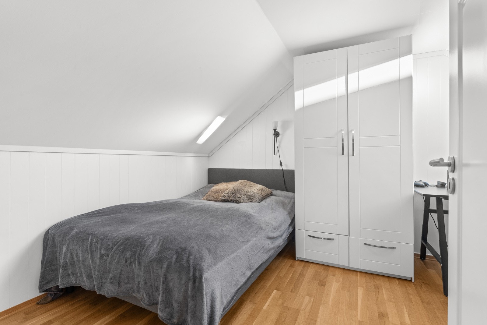 Soverom II har plass til seng, klesskap og annen type møblering. Galleribilde