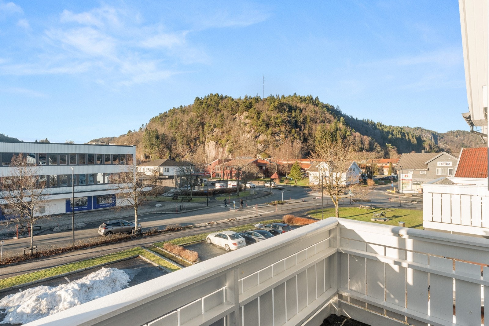 Fra balkongen har du fin utsikt mot Vigeland sentrum. Galleribilde