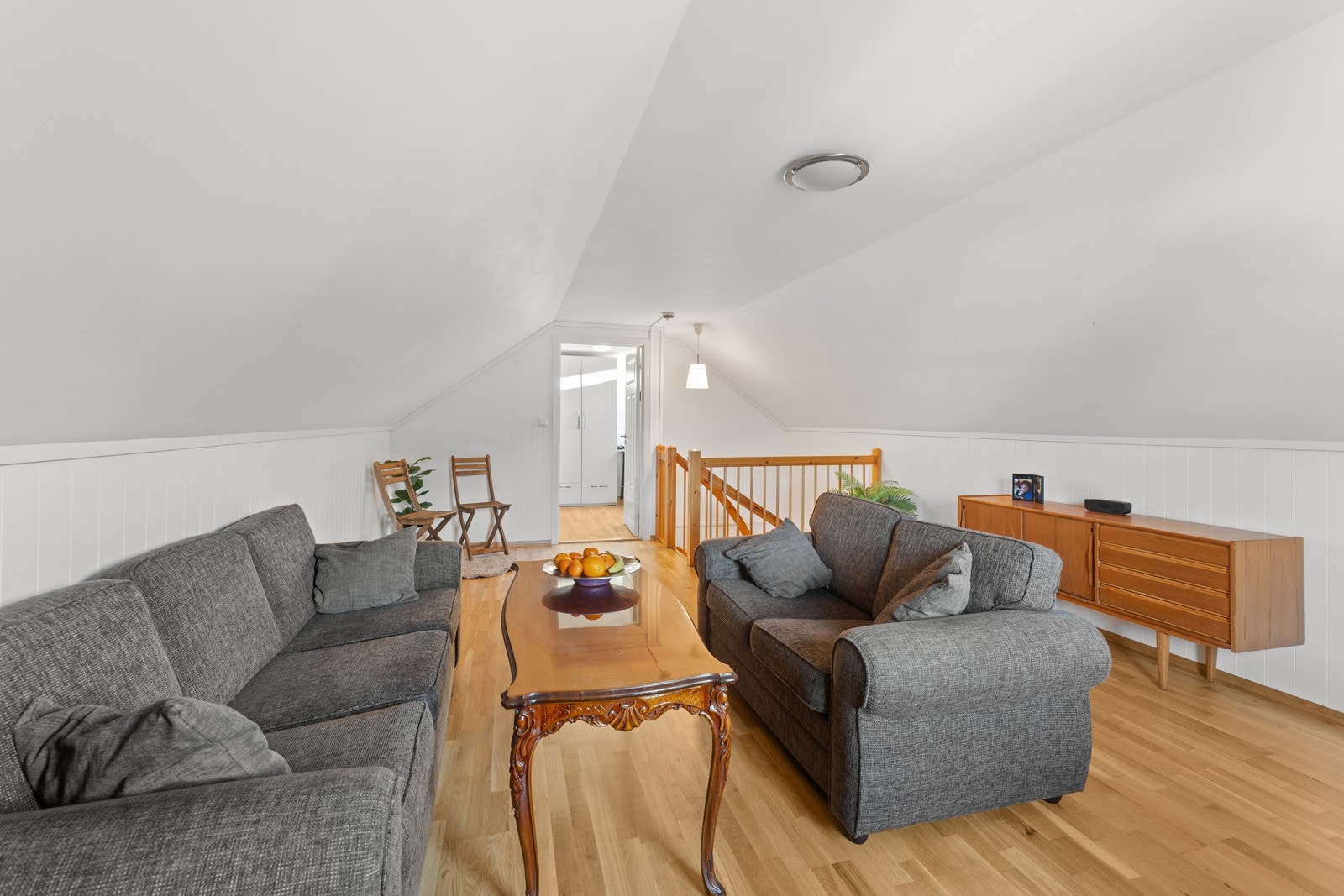 Loftstuen er romslig med god plass til sittegruppe. Galleribilde