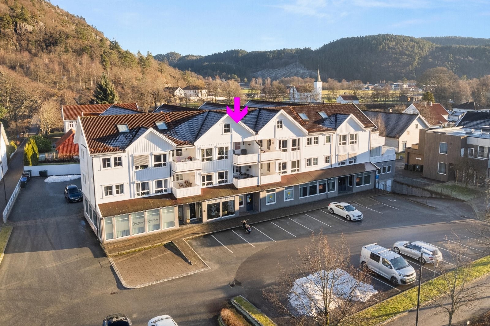 Leiligheten har balkong med gode solforhold og hyggelig utsikt mot Vigeland sentrum. Heis og 2 p-plasser i garasjekjeller. Galleribilde