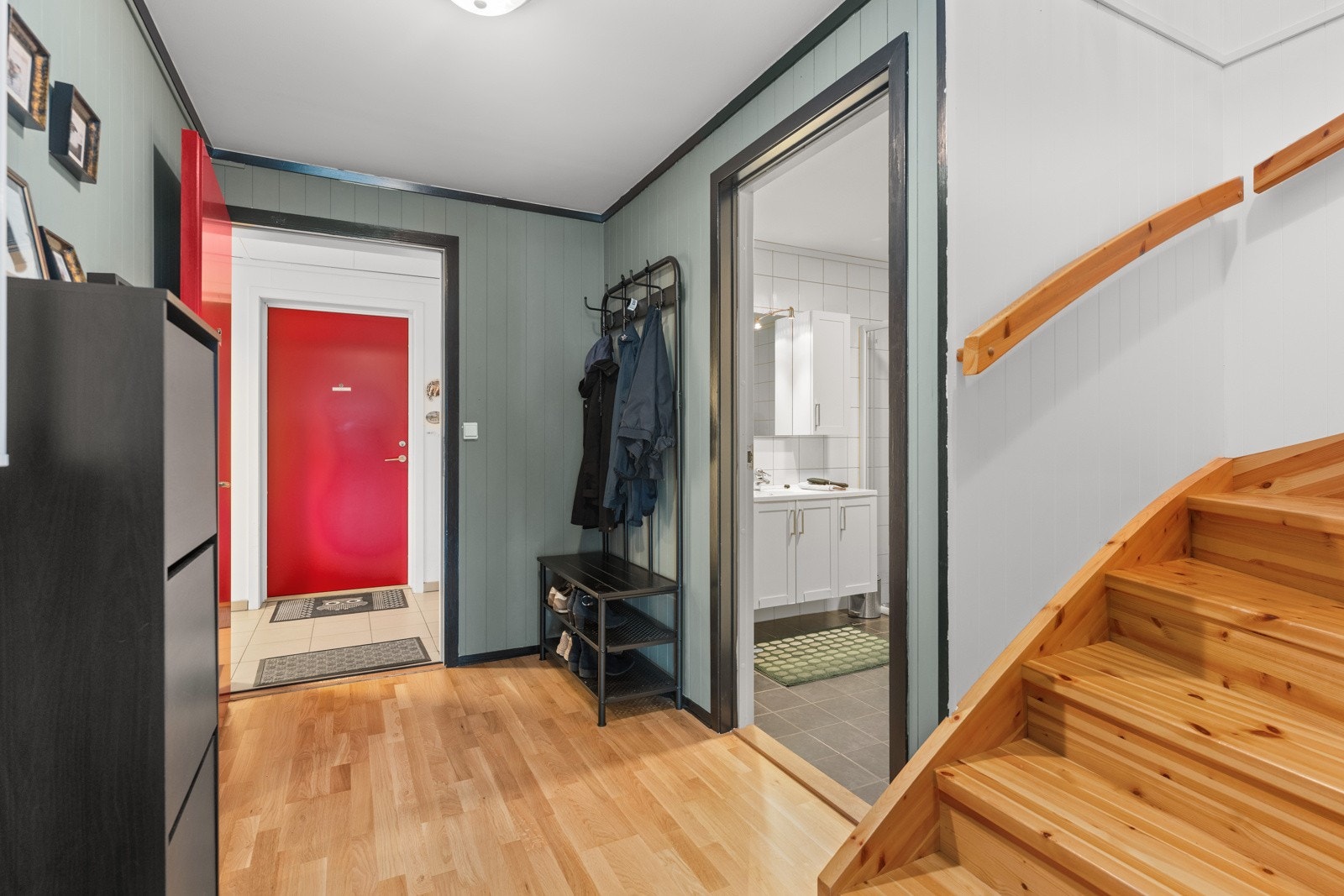 Velkommen inn! Romslig entrè med god plass til oppheng av tøy. Galleribilde
