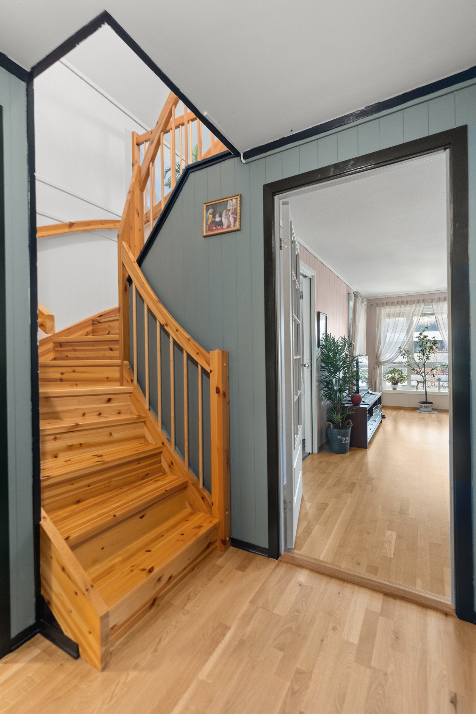 Fra entrèen er det trapp opp til loftsetasjen. Galleribilde
