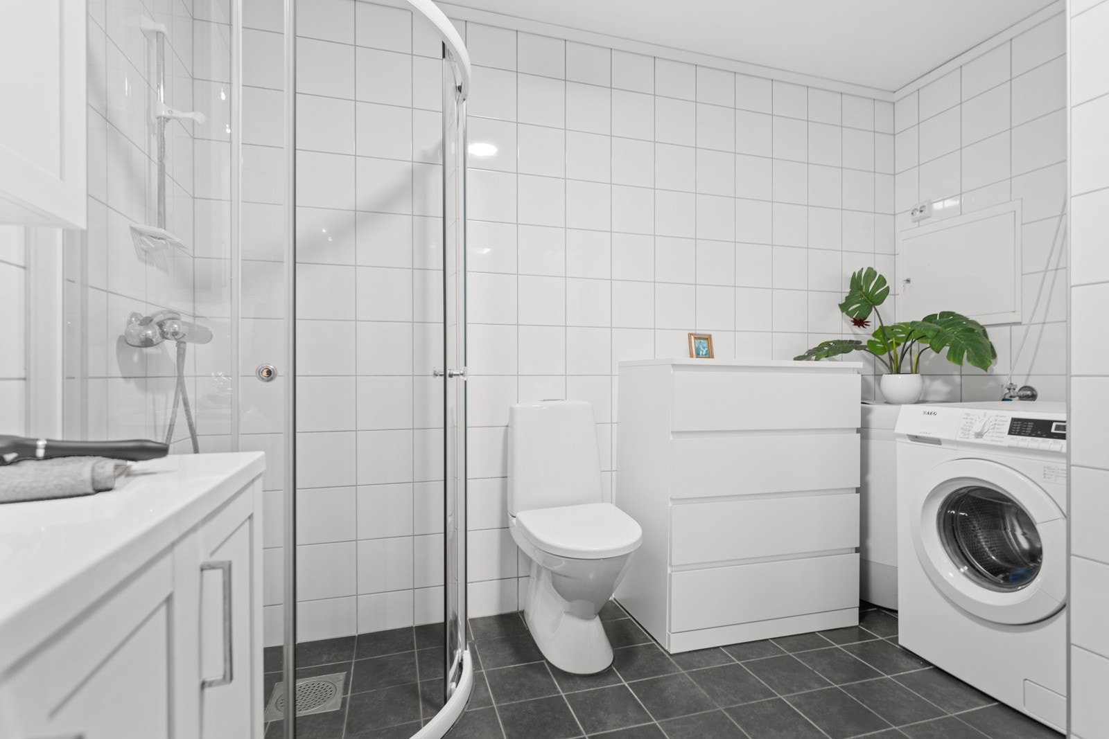 Badet er lyst og pent med 120 cm. innredning, dusjhjørne, opplegg til vaskemaskin og ny vvs. Galleribilde