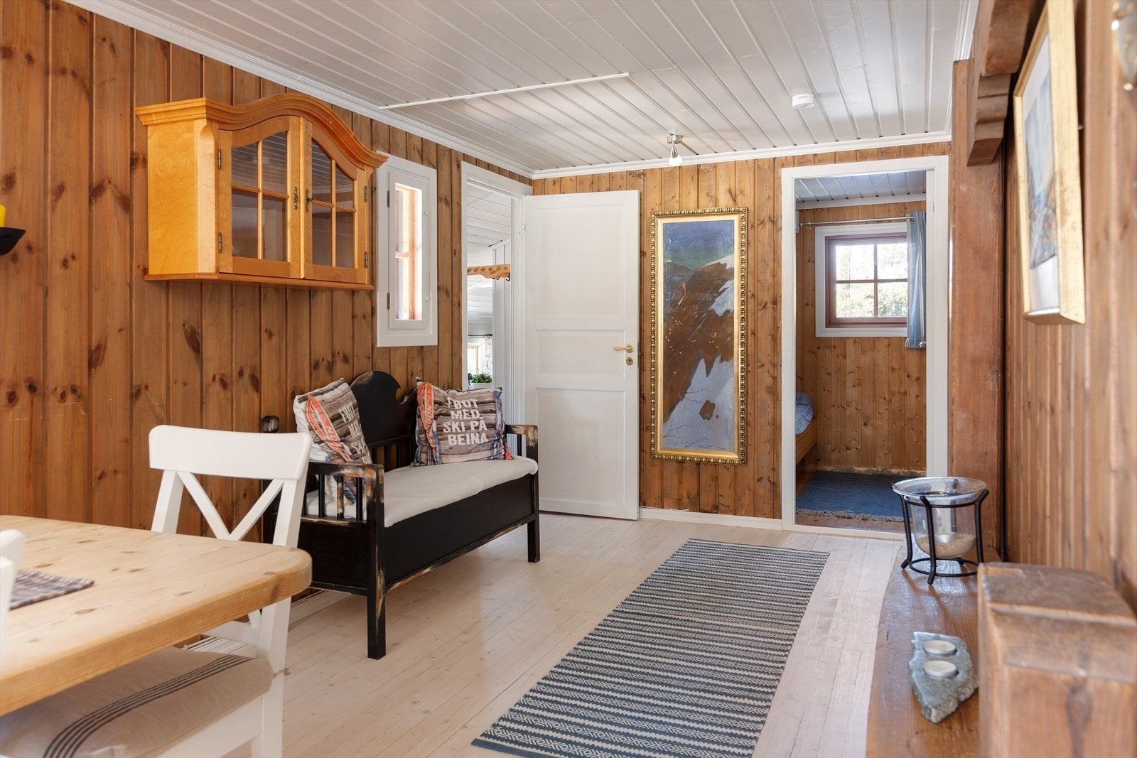 I hytta er det åpent og luftig med lyse himlinger og behandlede vegger i de fleste rom. Galleribilde