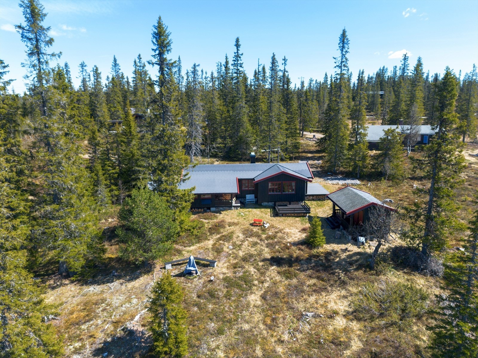 På tunet er det et praktisk uthus med overbygd inngangsparti. I uthuset er det ett innredet rom og en bod/skibod. Galleribilde