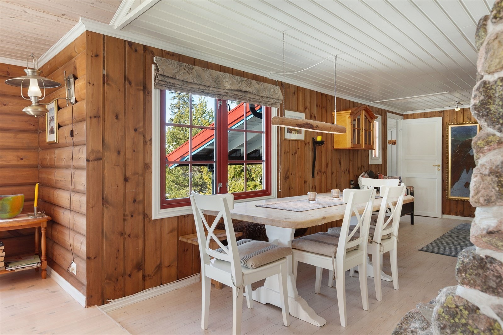 Nær kjøkkenet er det hyggelig spiseplass med god plass til langbord. Galleribilde