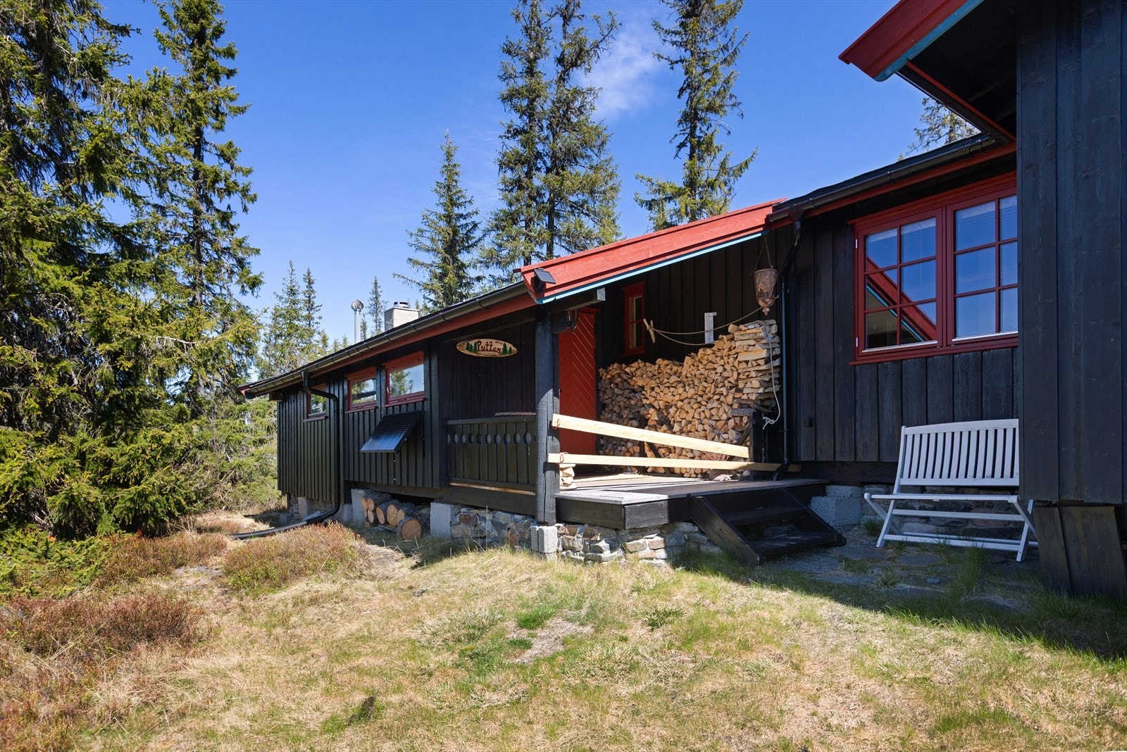 Et overbygd inngangsparti ønsker alle velkommen. Galleribilde