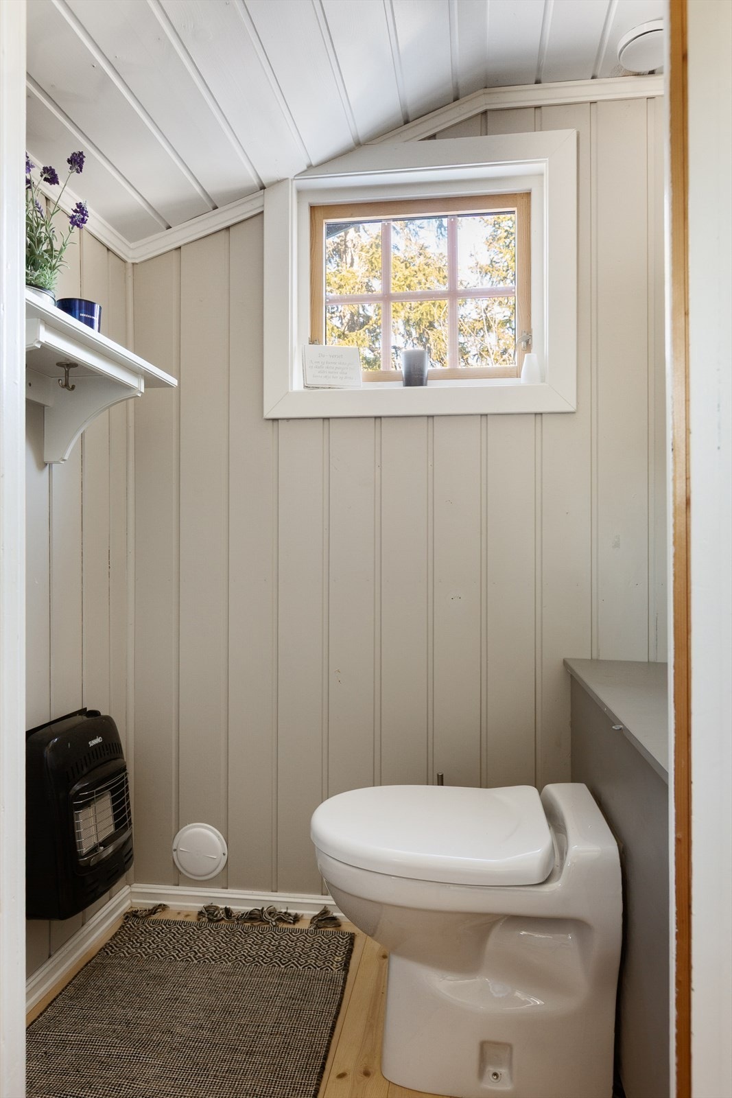 Hytta har et eget toalettrom med nyere Jets toalett-system, basert på vakum- og kvernpumpe. Både bad og toalettrom blir oppvarmet av fastmonterte gassovner på vegg. Galleribilde