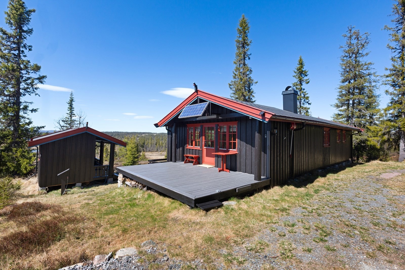 Hytta har 12V solcelleanlegg for belysning fra ca. 2017 med nytt litiumbatteri. Nytt solcellepanel fra 2023 for strømforsyning til Jets toalett (batteriet til dette panelet er fra 2017). Pr. i dag er det ikke strøm i området. Galleribilde