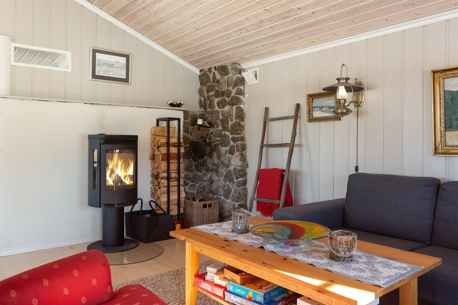 Deler av brannmuren er forblendet med vakker naturstein. Galleribilde