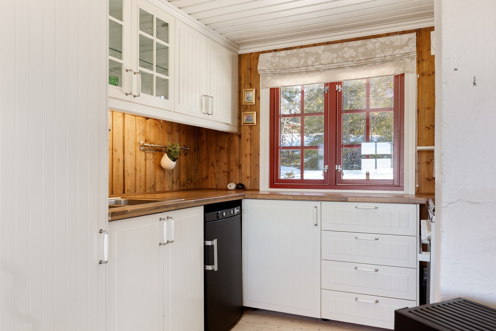 Her er det godt med skap og benkeplass og innredningen har nedfelt stålkum med tappekran fra vannkanne og 12 v pumpe i kjøkkenbenk. Frittstående komfyr og kjøleskap på gassdrift. Galleribilde