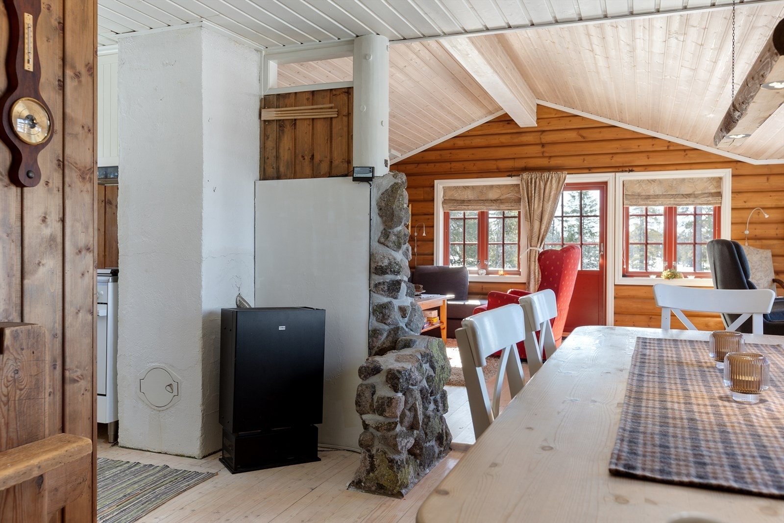 I hytta er det også montert Wallas parafinovn med "Ring hytta varm", slik at en enkelt kan komme opp til en lun og god hytte, selv på friske kvelder. Galleribilde