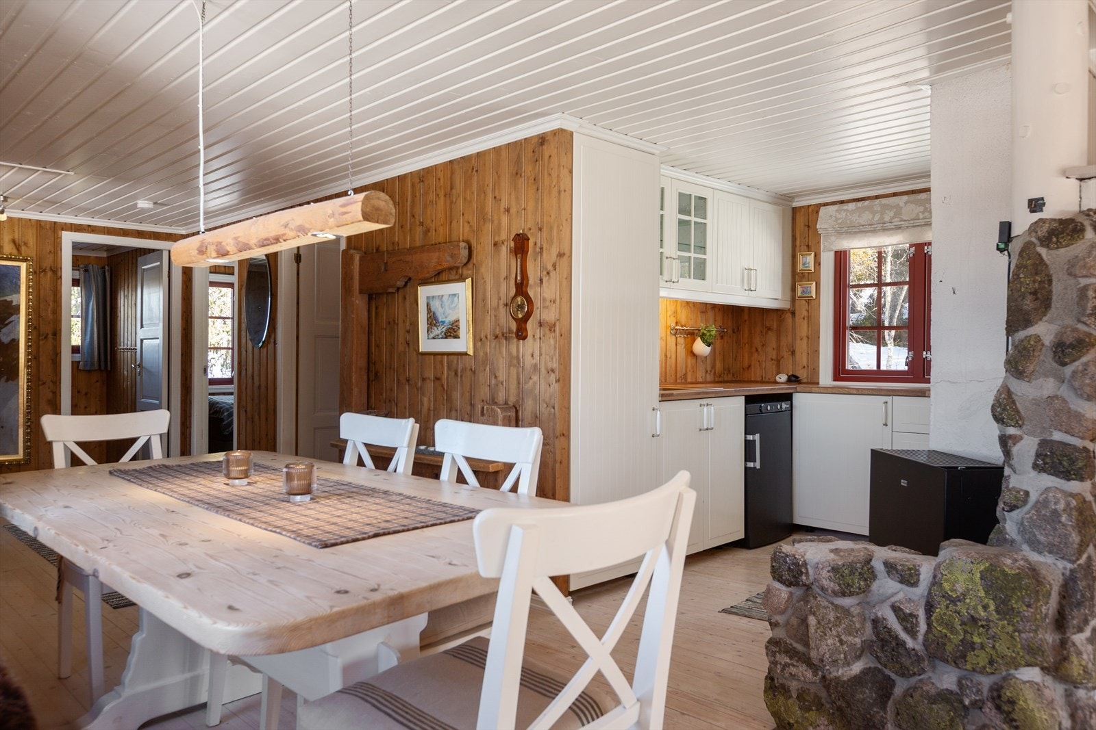 På kjøkkenet er det lys og pen innredning fra Ikea. Galleribilde