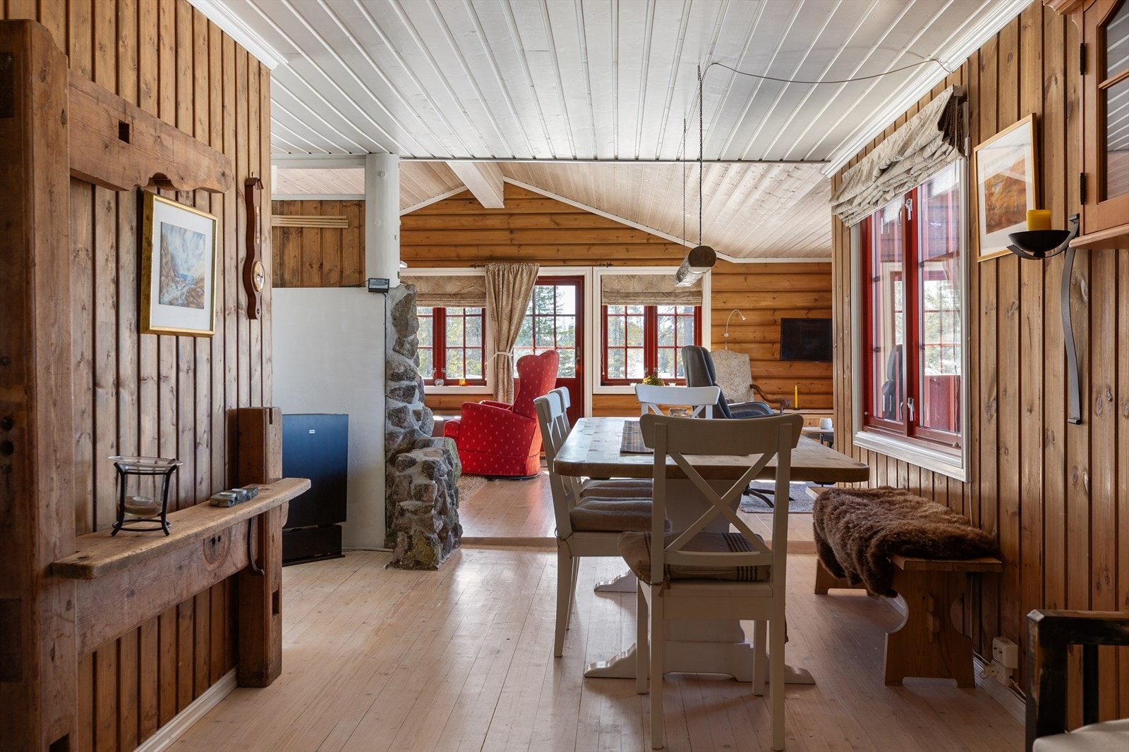 Når kvelden kommer er det hyggelig å kunne samles inne i den koselige hytta. Den er åpen og romslig med god plass til å både store og små. Galleribilde
