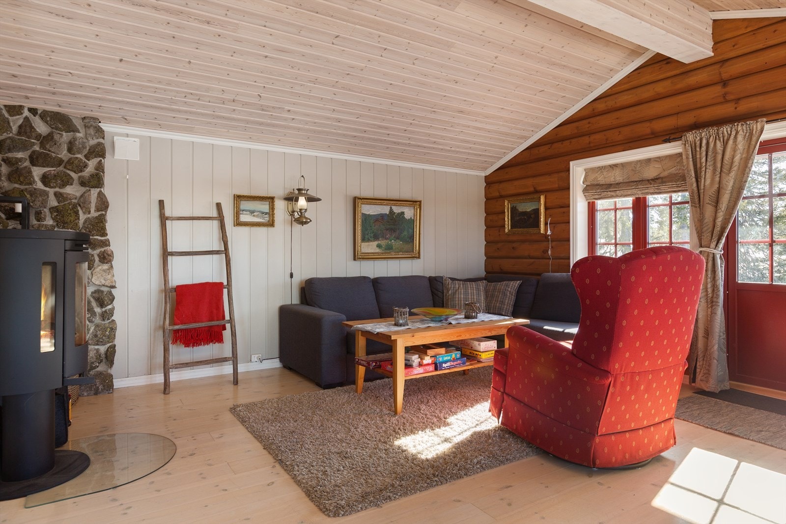 Her er det mønet himling med limtredrager og en stilig peisovn gir god varme til rommet. Galleribilde