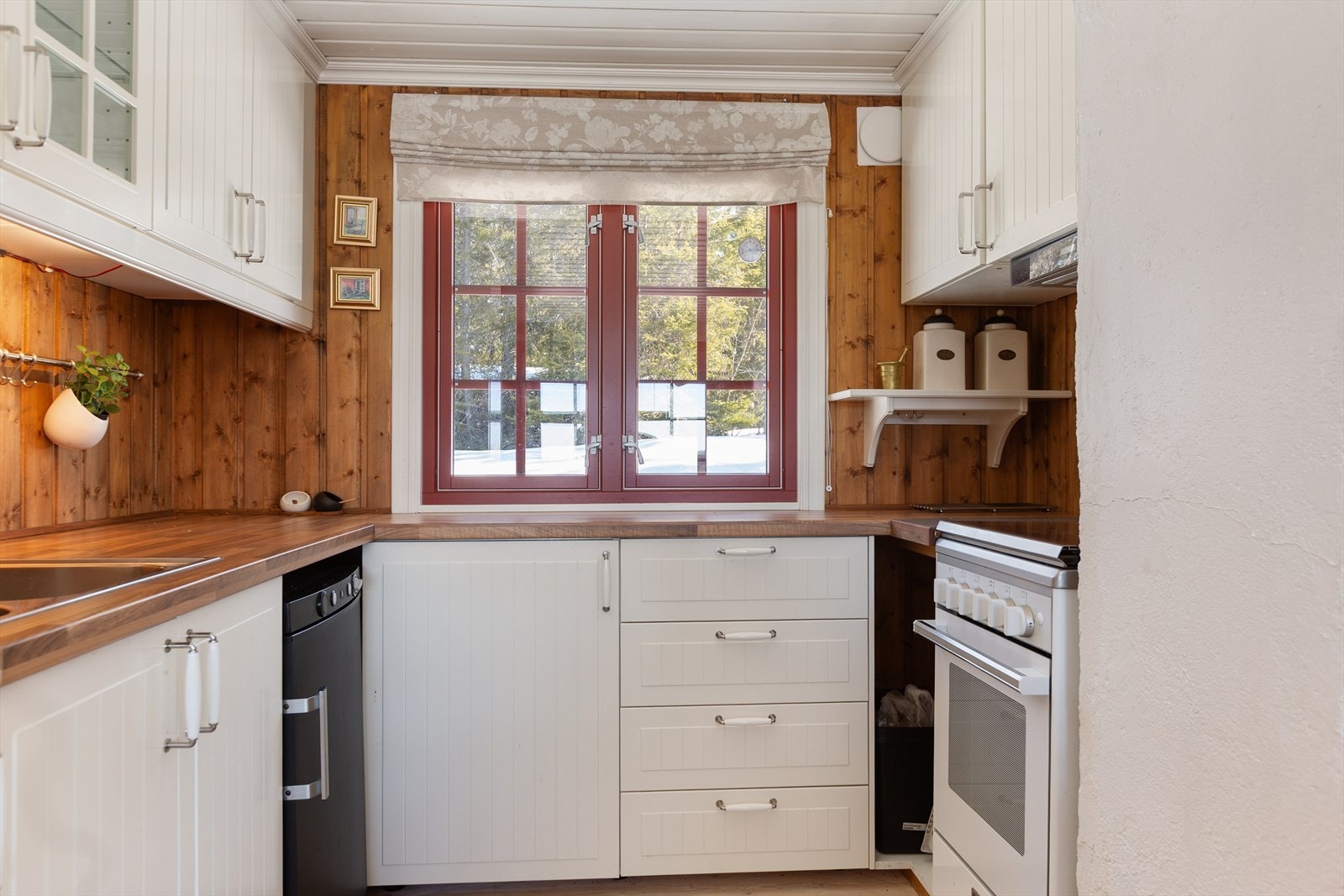 På kjøkkenet er det også luke i gulv ned til matkjøl. Galleribilde