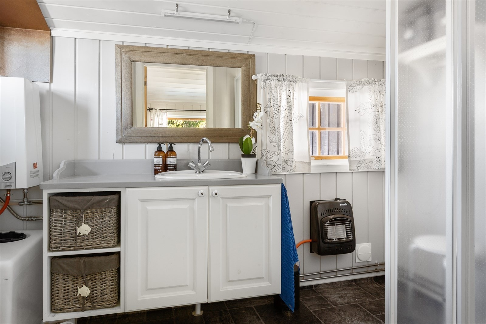 12V vannpumpe og vannvarmer på gass, noe som gir varmt og kaldtvann til servant og dusj. Avløp fra servant og dusj er til steinlagt grøft. Galleribilde