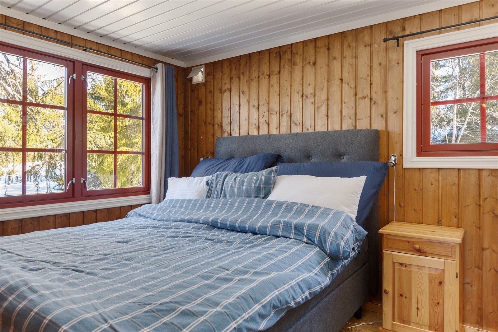 I hytta er det tre soverom, hvorav ett med nyere dobbeltseng. Galleribilde