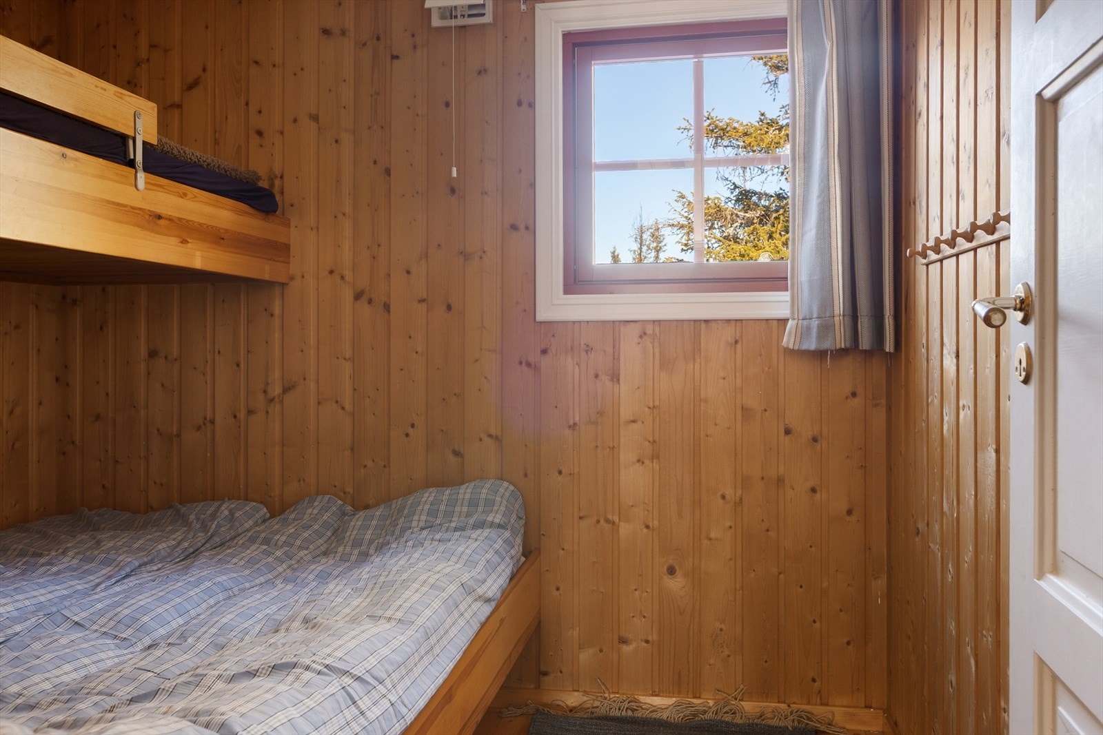 På de to andre soverommene er det plassbygde senger, familiekøye på ett og vanlig køyeseng på ett. Galleribilde