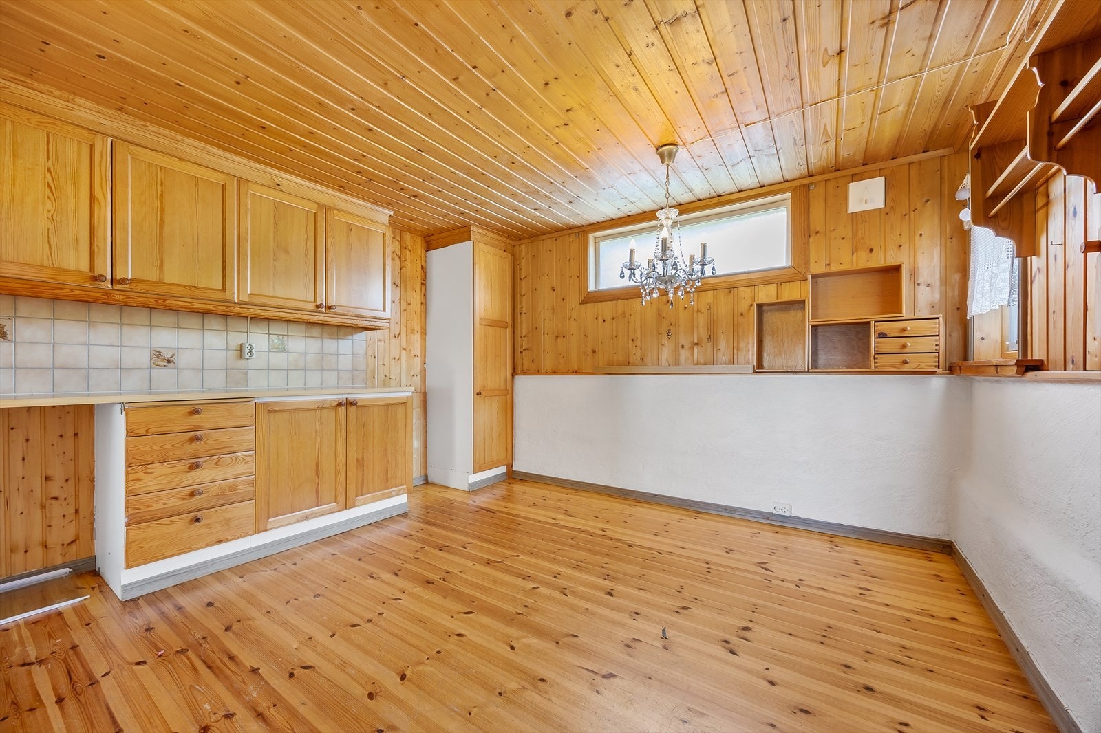 Kjøkken med trepanel og lysekrone Galleribilde