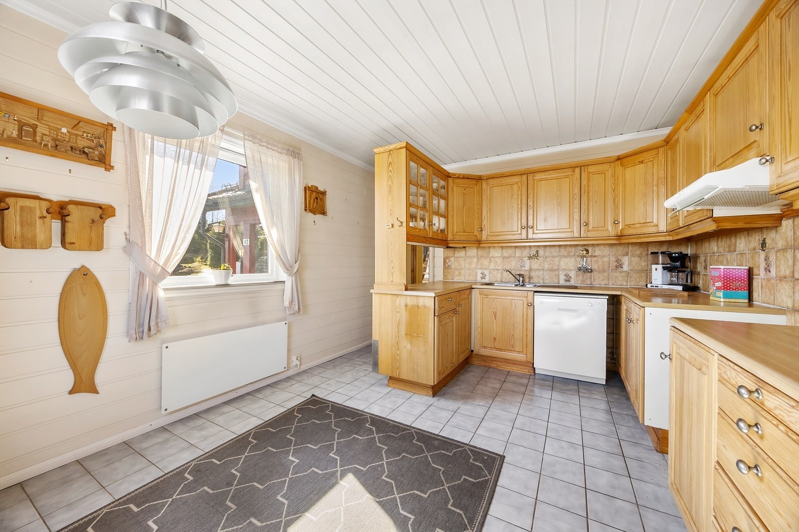 Kjøkken med vindu som gir godt dagslys. Galleribilde