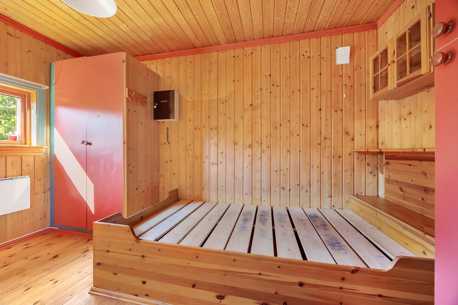 Soverom 1 har god med skapplass Galleribilde