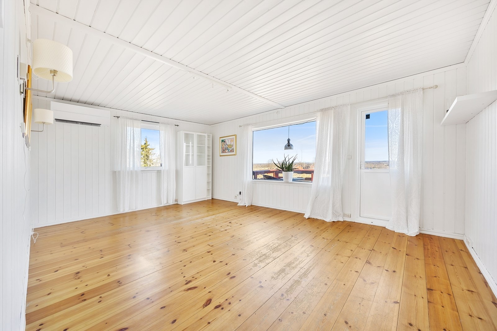 Stuen har store vinduer for naturlig lys. Galleribilde