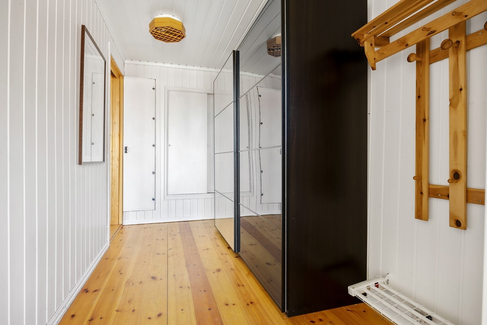 Gang med trepanel og god oppbevaring Galleribilde