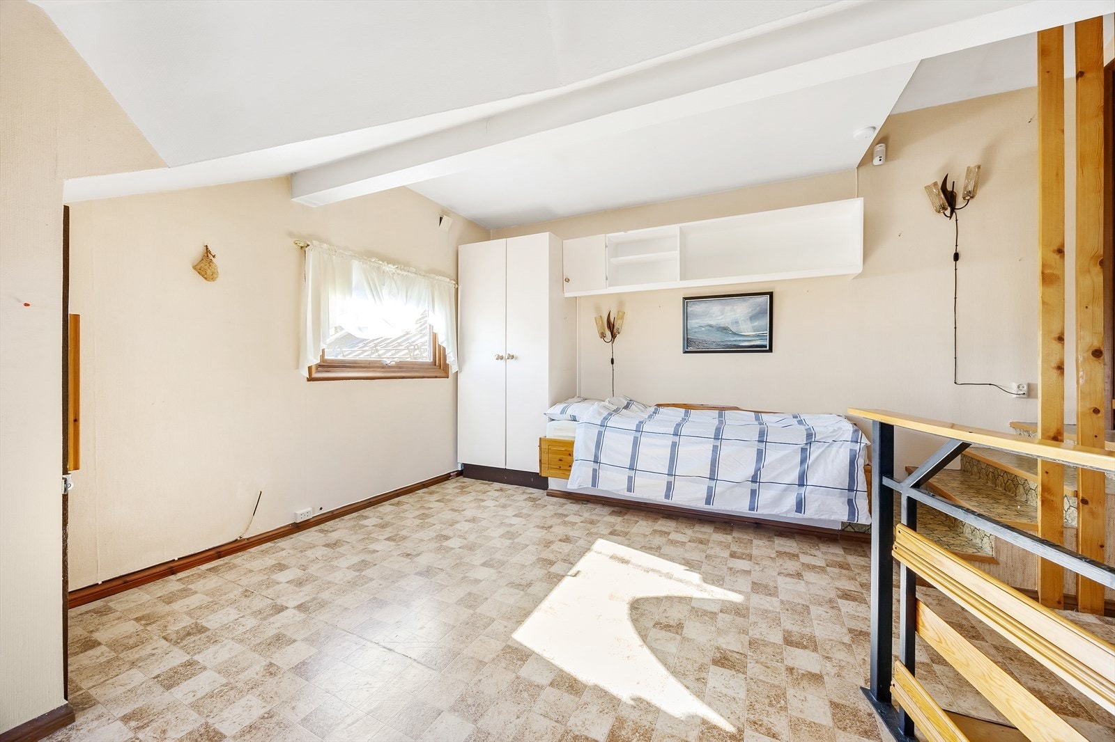 Loft med innebygd seng og praktiske løsninger. Galleribilde