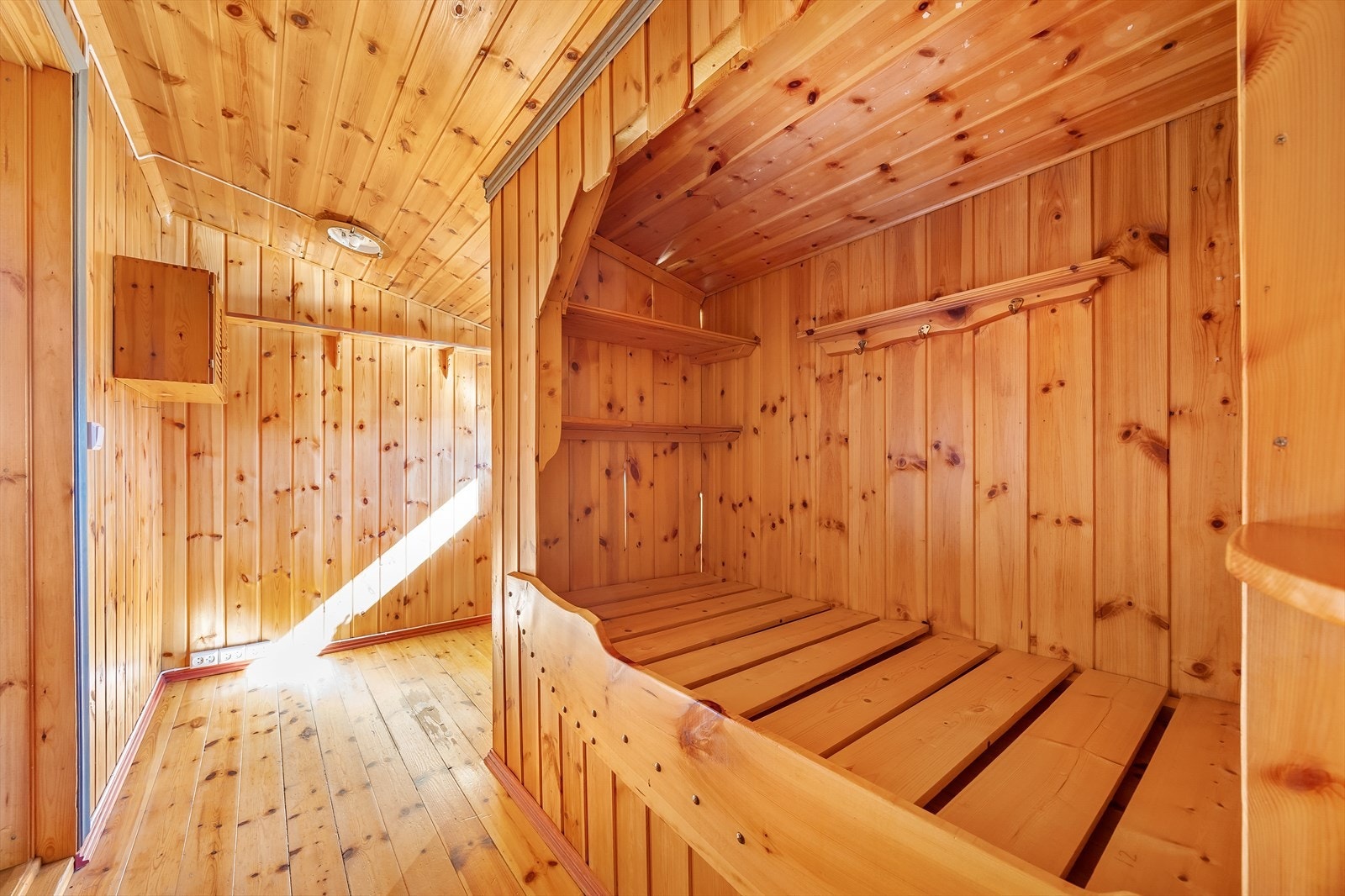 Soverom 2 har naturlig lys og god oppbevaring Galleribilde