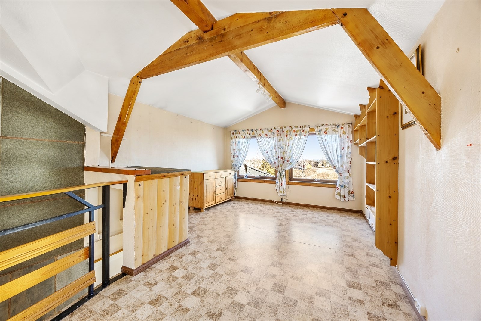 Loftstue med synlige trebjelker gir ekstra sjarm. Galleribilde