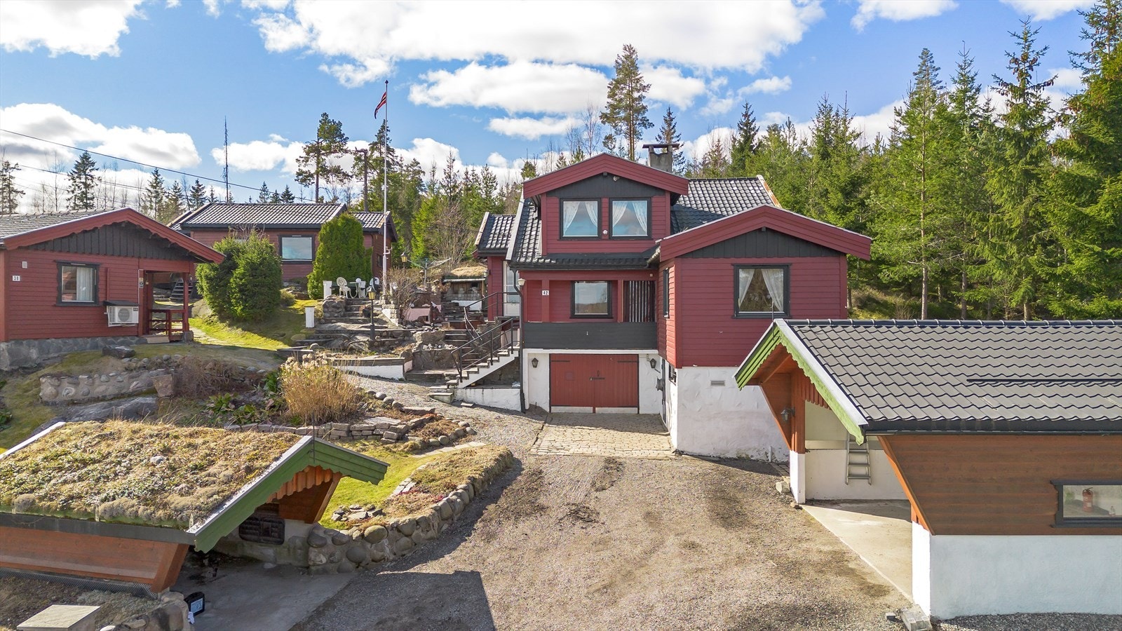 Sagatunet består av hovedhus, to utleieboliger, to boder samt garasje Galleribilde