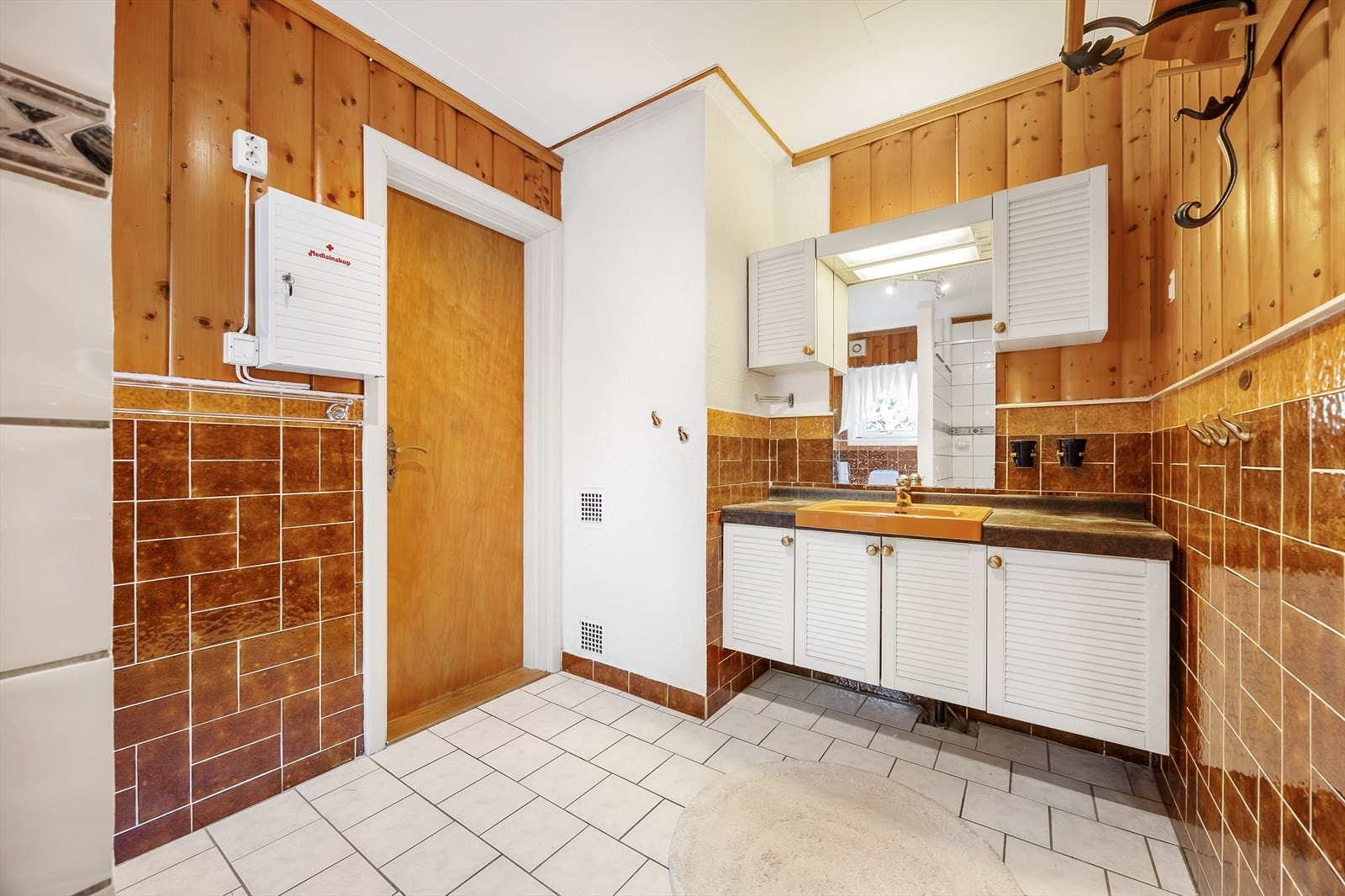 Praktisk baderom av god størrelse med romslig skapplass Galleribilde