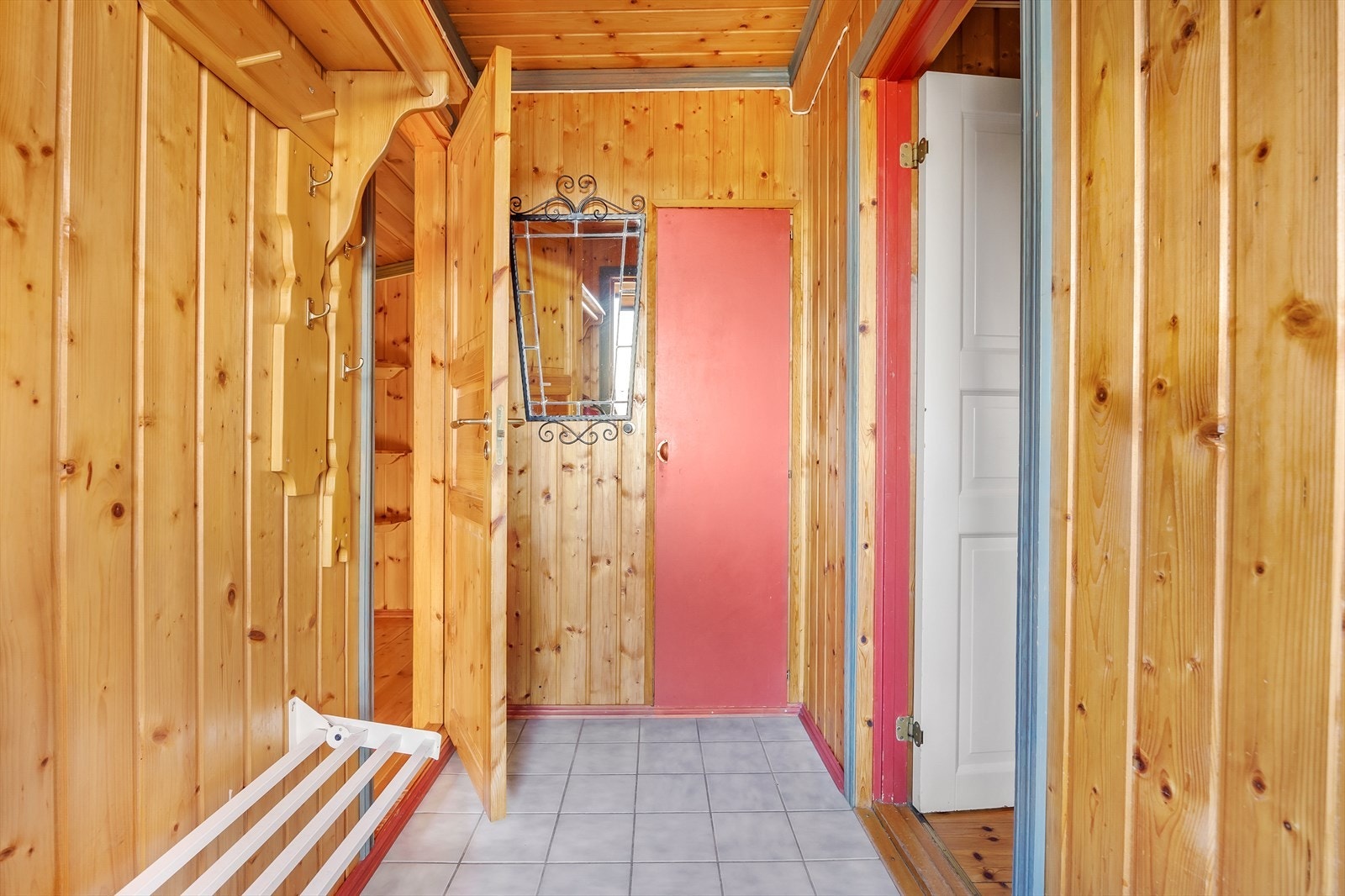 Inngangsparti i fritidsboligen
med trepanel og oppbevaring Galleribilde