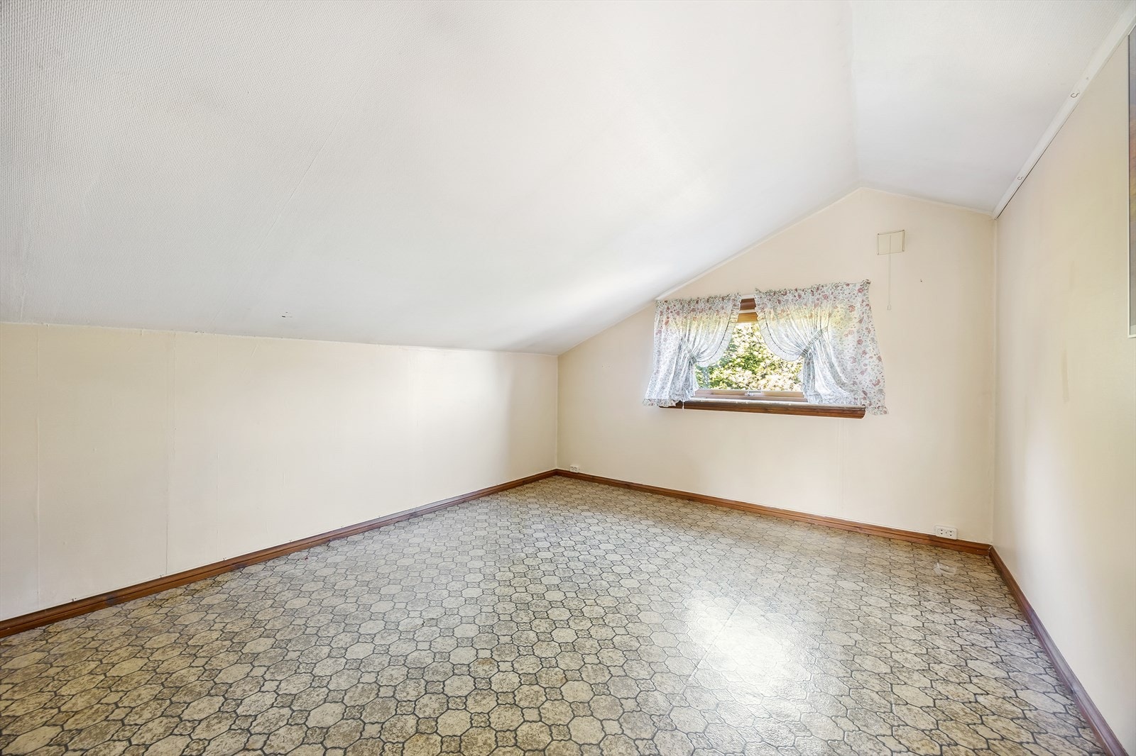 Stort loftsrom med skråtak Galleribilde