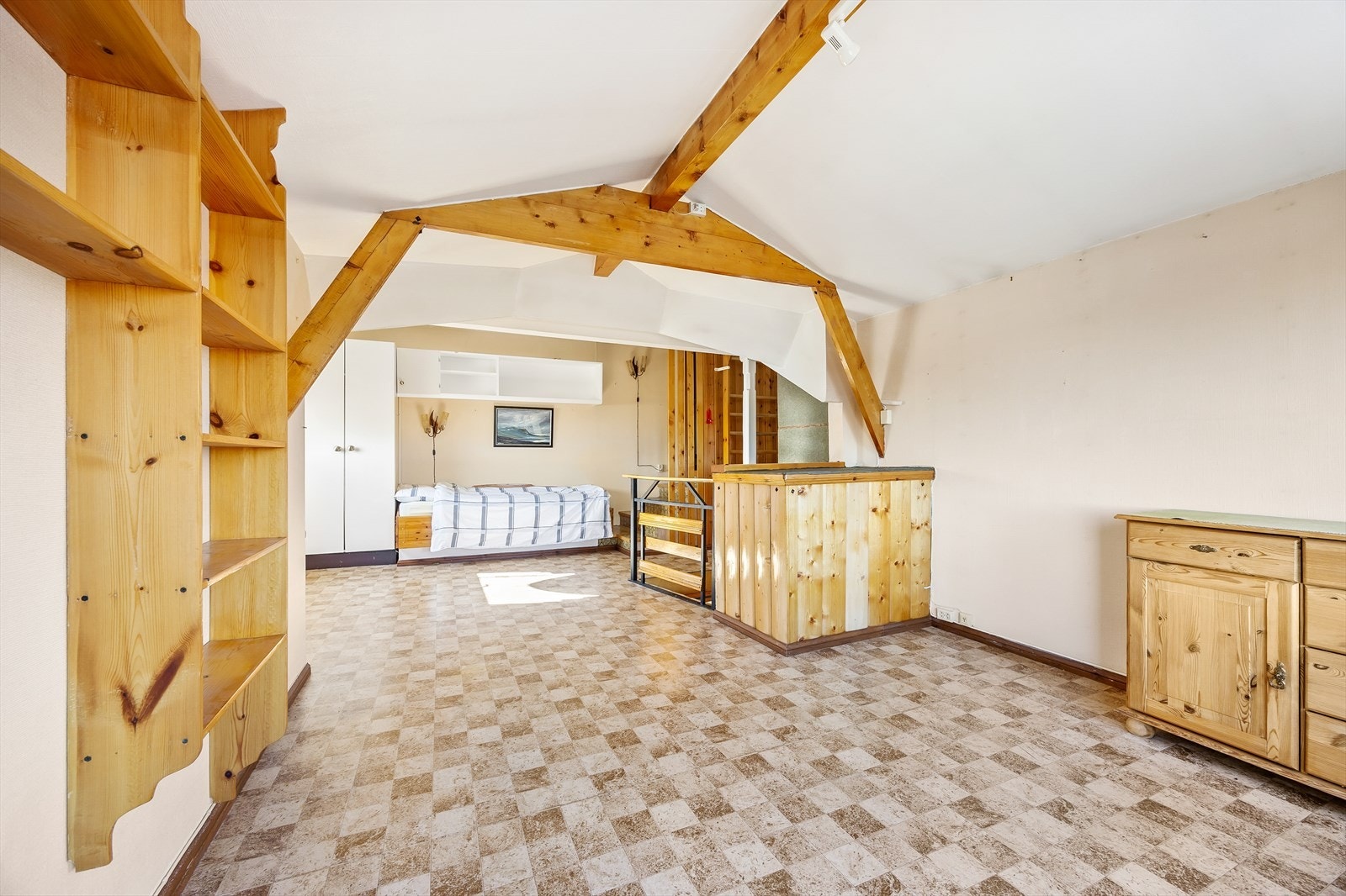 Loftstue med plass til både oppbevaring og avslapning. Galleribilde