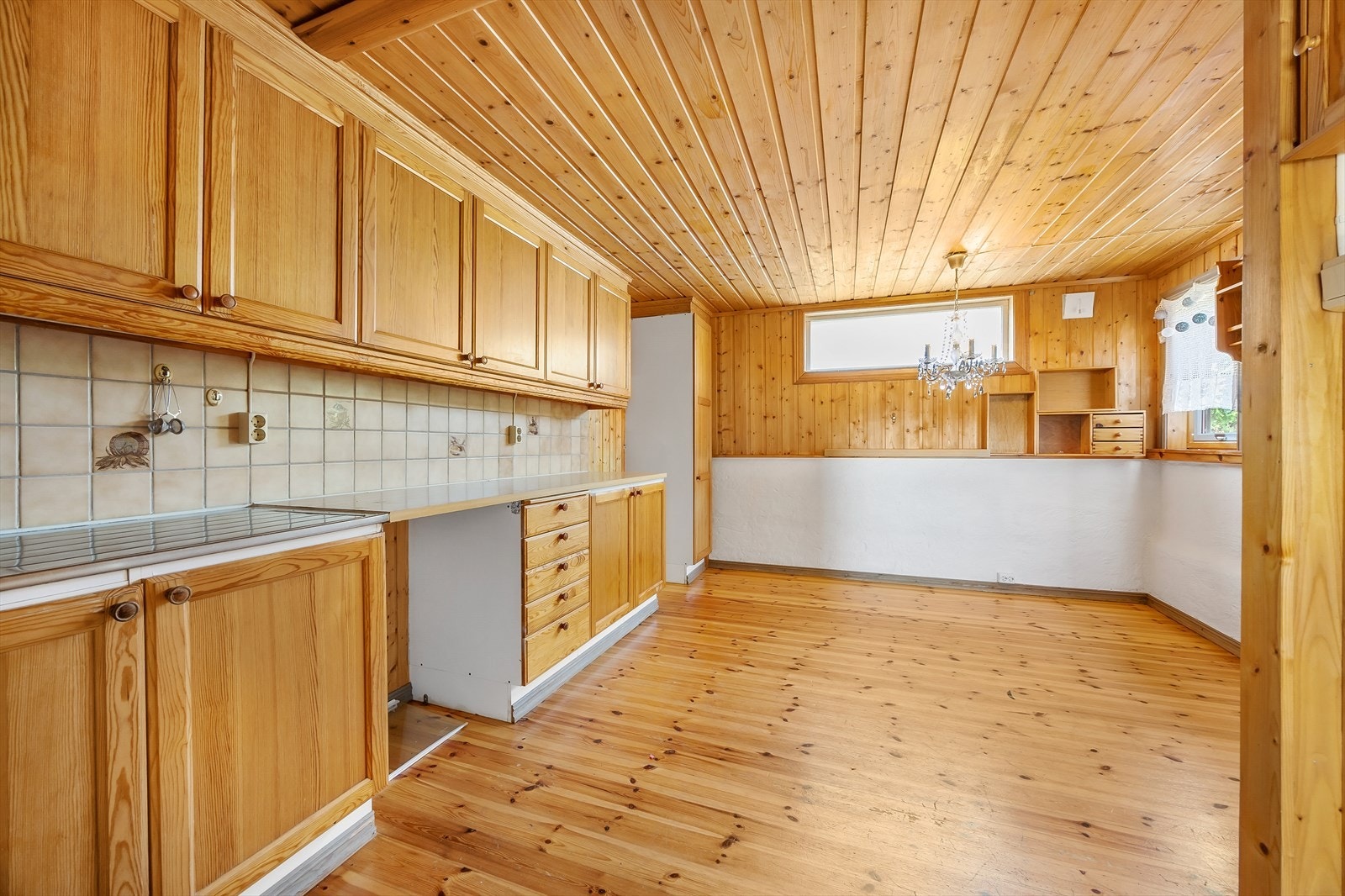 Innbydende kjøkken med klassiske treinnredninger. Galleribilde