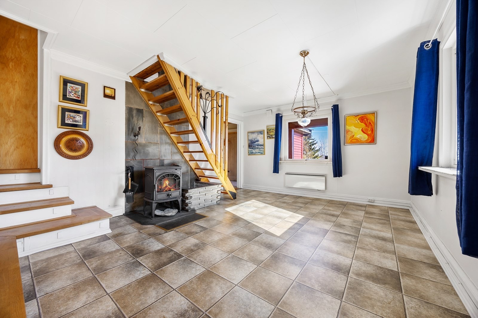 Åpen og koselig spisestue med plass til både avslapning og underholdning Galleribilde