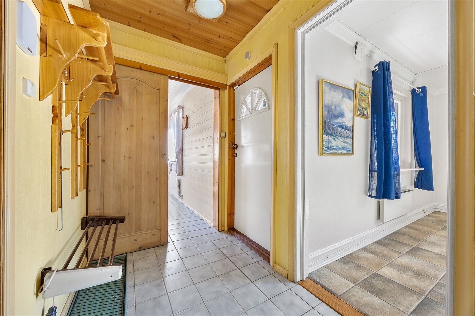 Praktisk inngangsparti med tilgang til stue, kjøkken og bad Galleribilde