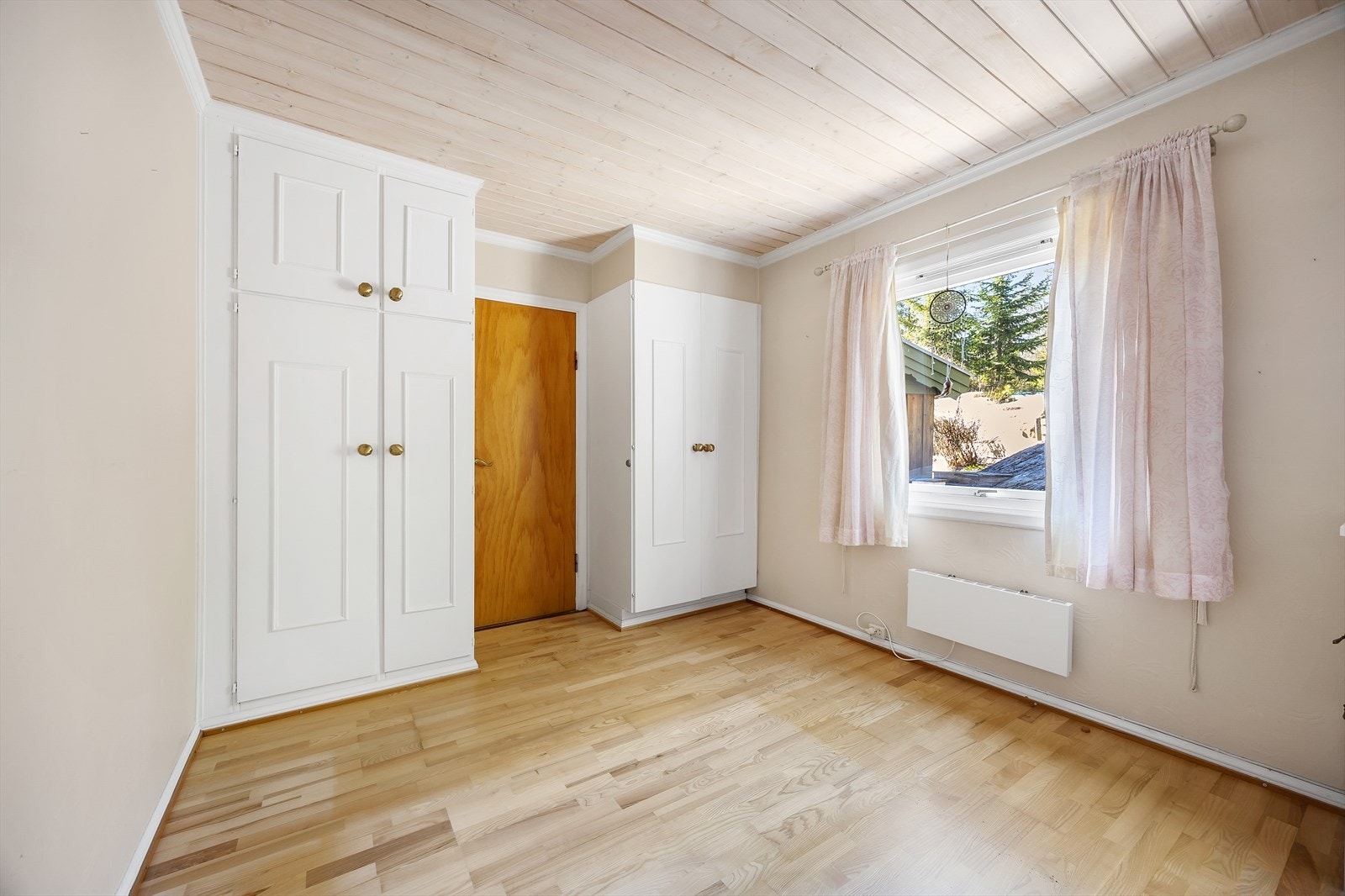 Soverom 1 med innebygde skap for optimal lagring. Galleribilde