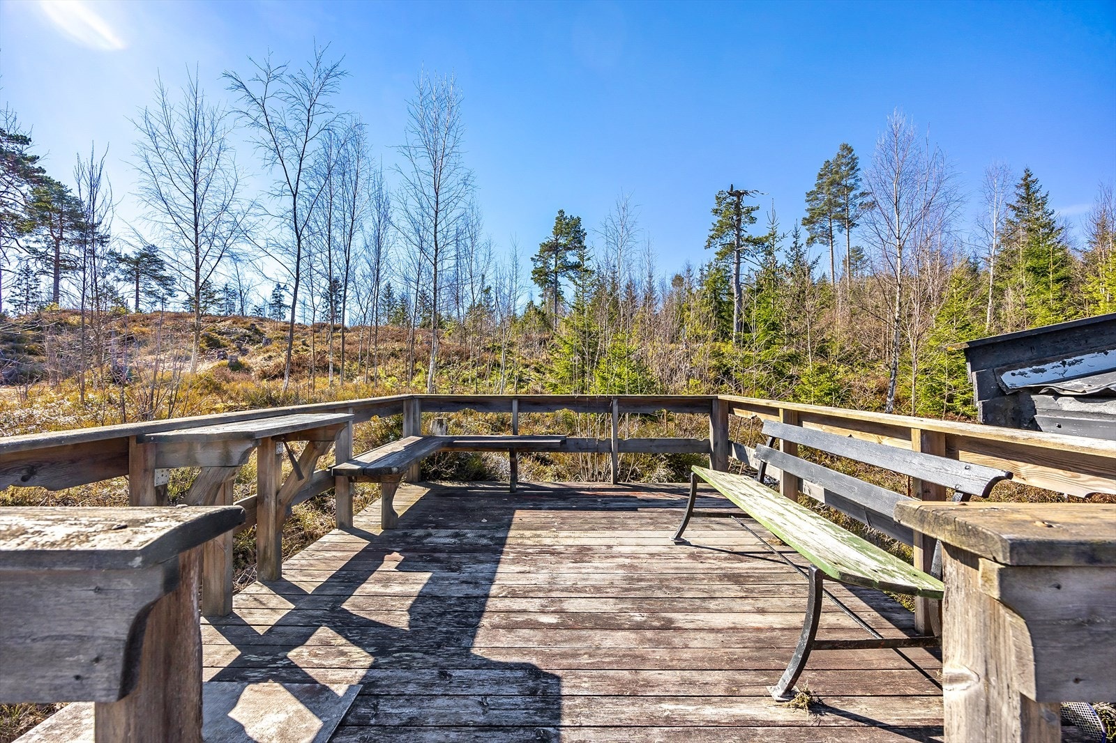 Uteplass med benker Galleribilde