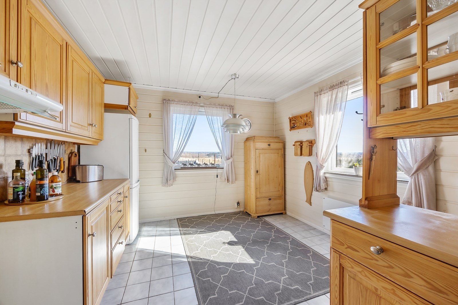 Kjøkkenet har spiseplass og utsikt mot hagen. Galleribilde